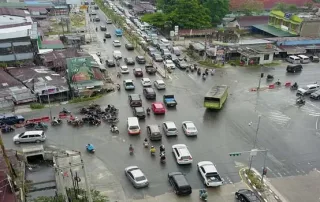 Kondisi arus lalu lintas kendaraan di simpang Jalan Garuda Sakti-HR Soebrantas, Pekanbaru, Selasa (16/4/2024). Simpang Jalan Garuda Sakti-HR Soebrantas akan segera dibangun (DEFIZAL / Riaupos.co)